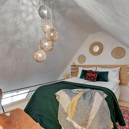 Lion Apartments- Old Town Loft Apartment *